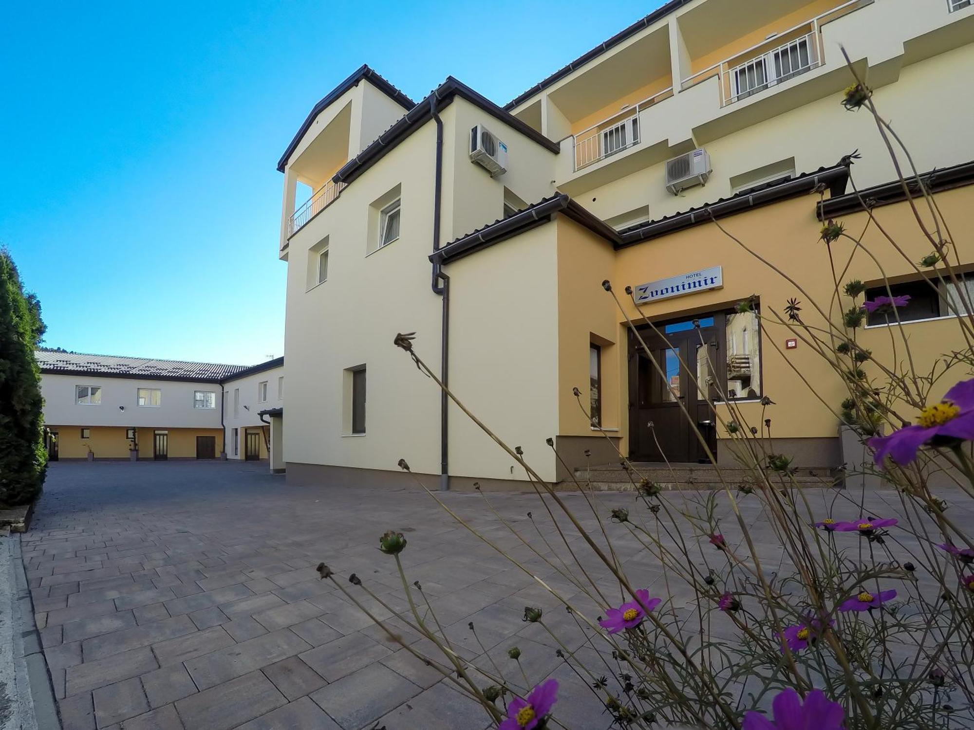 אוטוצאץ Hotel Zvonimir מראה חיצוני תמונה