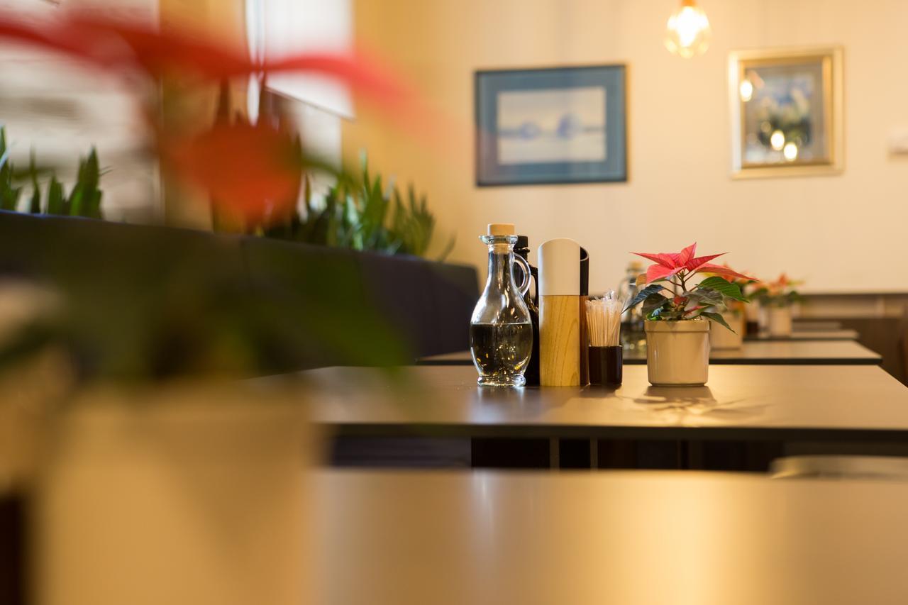 אוטוצאץ Hotel Zvonimir מראה חיצוני תמונה