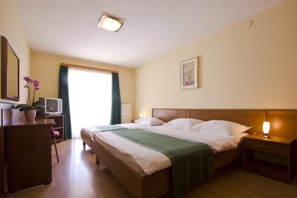 אוטוצאץ Hotel Zvonimir מראה חיצוני תמונה